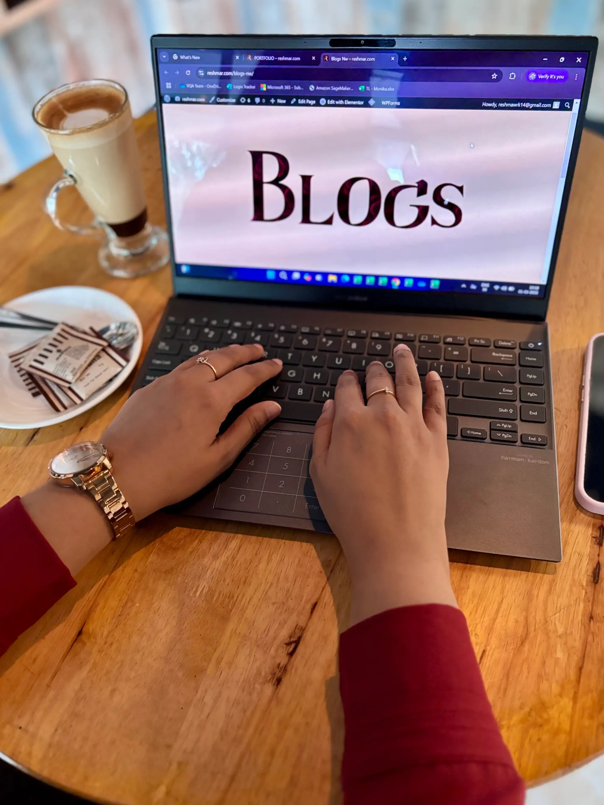 Picture of a laptop screen showing blogs of digital marketing expert in Kollam.