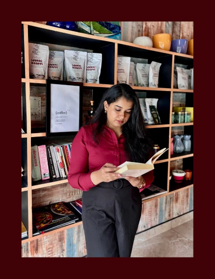 Image of a Digital Marketing Expert in Kollam holding a book.